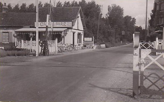 Fichier:St-etienne-du-rouvray gare PN.jpg